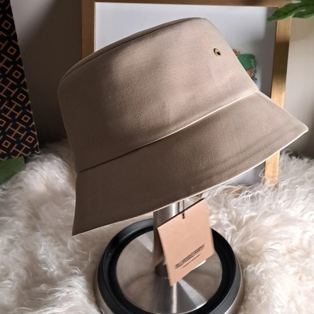 Burberry NWTs 3 Globe Logo Bucket Hat  Unisex